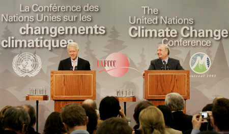 9 dcembre 2005 : Le Premier ministre Paul Martin et l'ex-Prsident Bill Clinton pendant un point de presse  la Confrence des Nations Unies sur les changements climatiques. Photo : Brigitte Bouvier
