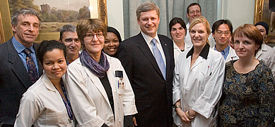 Le premier ministre Stephen Harper, en compagnie de personnel mdical