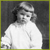Photo montrant une toute petite fille qui sort du lit ? l'aide d'une chaise, en 1880