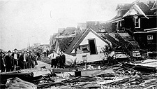 Photo d'une rue ? Regina montrant des maisons dtruites et des dbris laisss par la tornade, 1912
