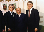 Photo de Don McMillan, premier ministre de l'le-du-Prince-douard, Dr Gustave Gingras et Brian Mulroney, premier ministre du Canada, 11 dcembre 1987