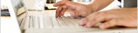 Services en ligne et  formulaires - mains sur un clavier