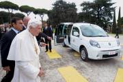 Benoît XVI se dote d'une «papemobile» électrique