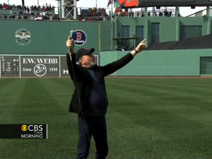Neil Diamond leads Red Sox fans in "Sweet Caroline"