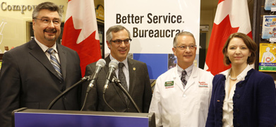 Le ministre Clement a annoncé un allègement du fardeau administratif pour les entreprises canadiennes à une pharmacie à Toronto