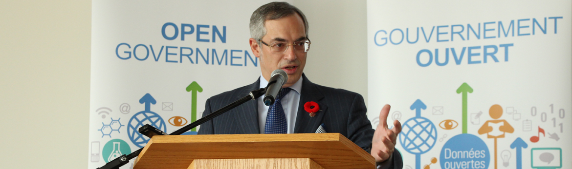 L'hon. Tony Clement, président du Conseil du Trésor, lance le Plan d'action du Canada pour un gouvernement ouvert 2.0 à l'Université d'Ottawa le 6 novembre 2014.