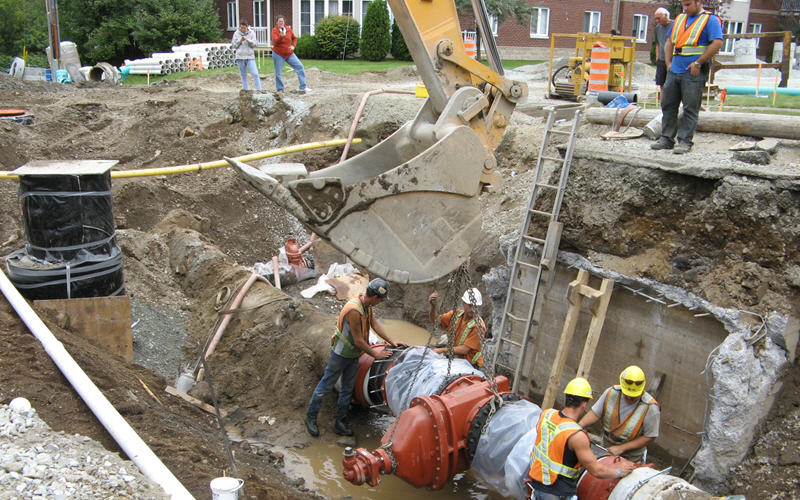 Des travailleurs dans un chantier de construction