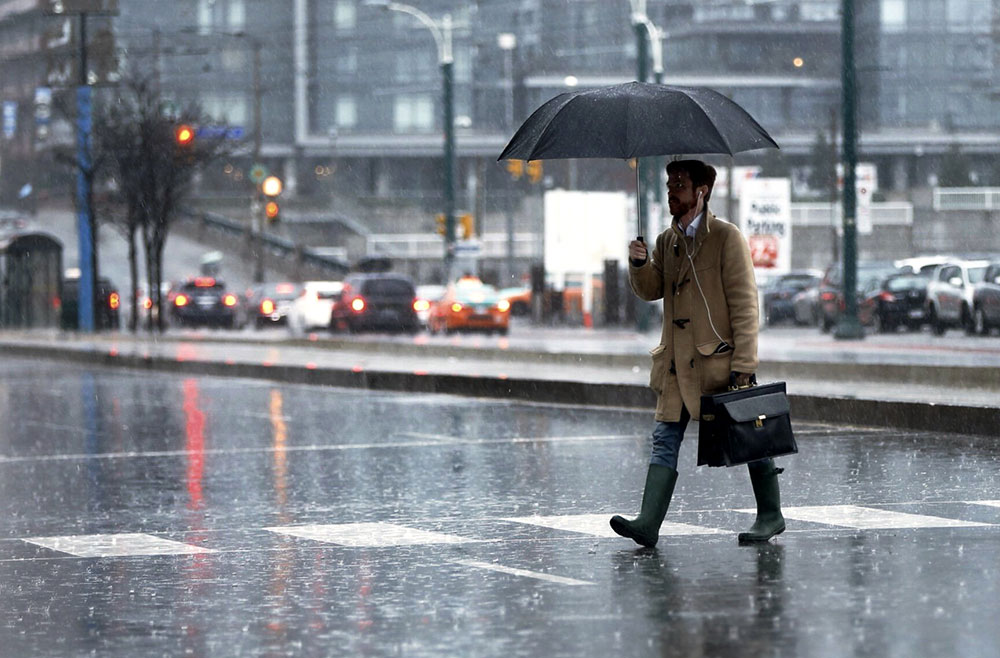 Environment Canada predicts southern Ontario will experience heavy rainfall throughout the day on Saturday.