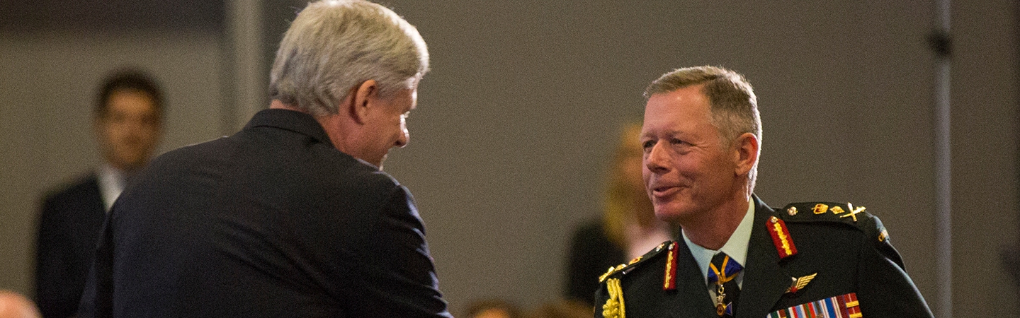 Le Premier ministre Harper participe à la cérémonie de passation de commandement du Chef d’état-major de la Défense
