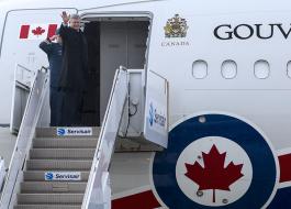 Le Premier ministre monte à bord de son avion officiel de l’ARC, à destination de la Pologne, au mois de juin 2014.