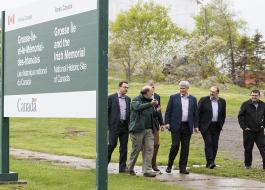 Le Premier ministre Stephen Harper, accompagné de Denis Lebel, du ministre d’État Maxime Bernier et du député Blake Richards, visite le  lieu historique national de la Grosse-Île-et-le-Mémorial-des-Irlandais.