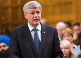 Le Premier ministre Stephen Harper annonce que le gouvernement déposera une motion au Parlement pour prolonger et élargir la mission militaire du Canada contre l’EIIL, le 24 mars 2015.
