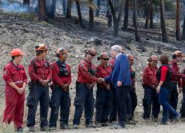 Le Premier ministre Harper constate les dommages causés par les feux de forêt