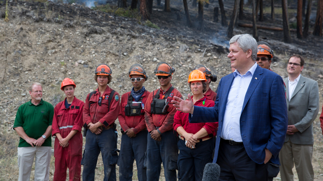 Le PM, avec Dan Albas, secrétaire parlementaire du président du Conseil du Trésor et député d’Okanagan–Coquihalla, prononce un discours pendant sa visite à Kelowna pour constater par lui-même les ravages causés par une série de graves feux de forêt.
