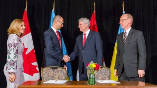 Le PM Stephen Harper et Arseni Iatseniouk, Premier ministre de l’Ukraine, se serrent la main après avoir annoncé la conclusion des négociations en vue de l’Accord de libre-échange Canada-Ukraine, lors d’une cérémonie de signature à la maison Willson.