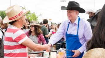 Le PM Harper participe au déjeuner aux crêpes du Centre Chinook durant le Stampede de Calgary de 2015 