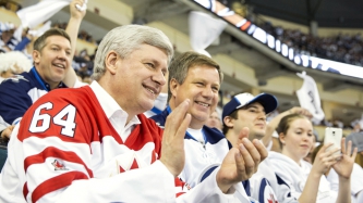 Le PM Harper assiste à un match des Jets de Winnipeg durant les séries éliminatoires de la coupe Stanley à Winnipeg, au Manitoba