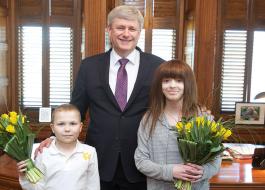 Le PM Harper et les survivants du cancer Ava et Anthony soulignent le début du Mois de la jonquille.