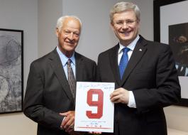 Gordie Howe remet au Premier ministre Stephen Harper un exemplaire de son nouveau livre avant l’événement du Temple de la renommée du hockey du Canada au Centre Air Canada à Toronto, en Ontario, le 25 juin 2012. 