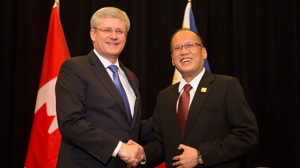 Le Premier ministre Stephen Harper rencontre Benigno Aquino III, Président des Philippines, avant d’assister à la réunion des dirigeants de l’Organisation de coopération économique Asie-Pacifique (APEC) en Chine.
