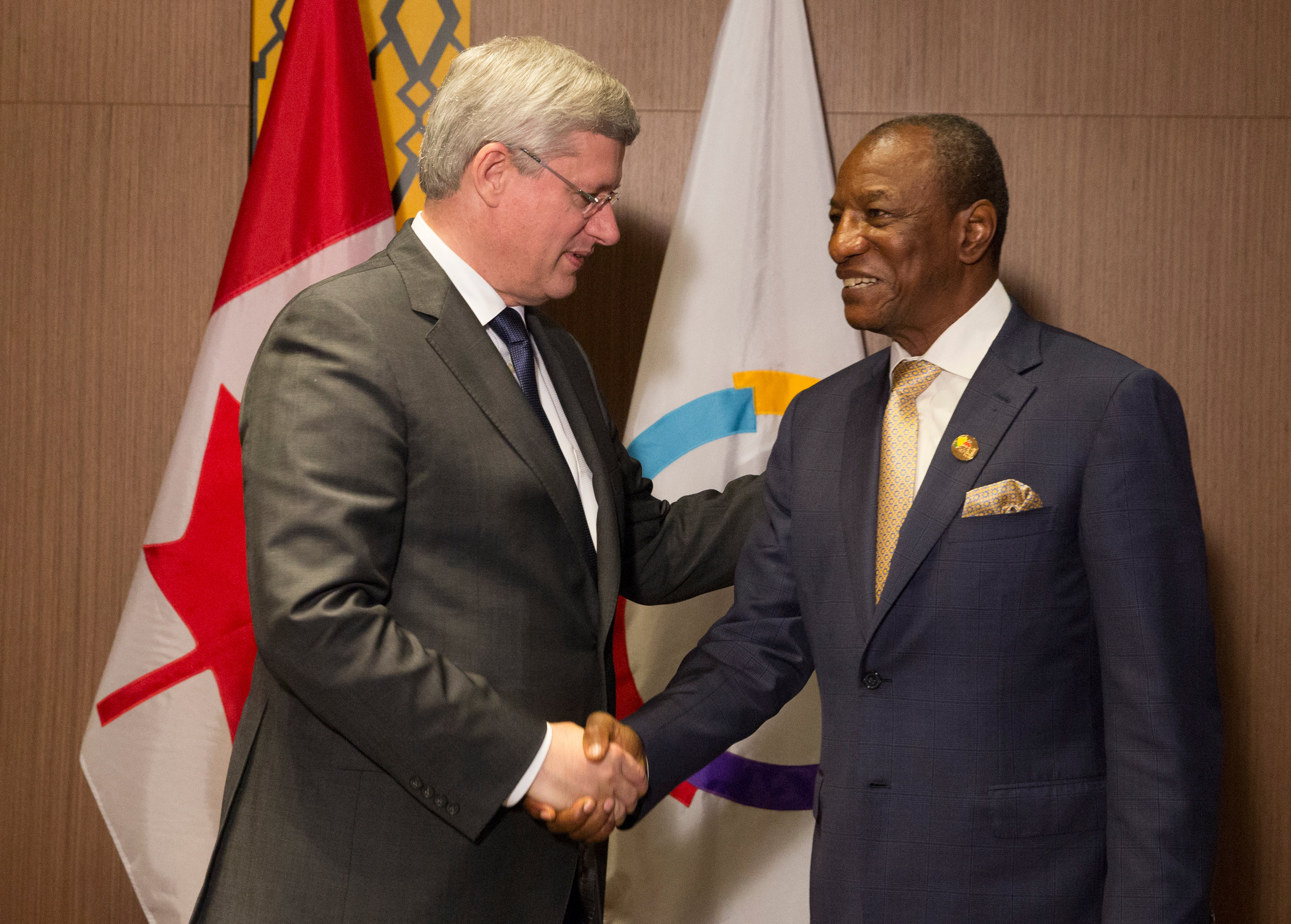 Le Premier ministre Stephen Harper rencontre Alpha Condé, Président de la République de Guinée, en marge du Sommet de la Francophonie