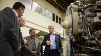 Le PM Harper visite les installations de Magellan Aerospace et tient des consultations prébudgétaires à Mississauga