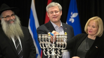 Le PM Harper participe à une cérémonie spéciale marquant le début d’Hanoukka et donne un coup de main dans un refuge à Montréal
