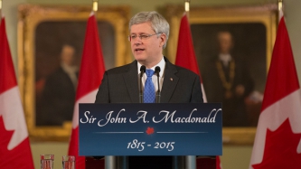 Le PM Harper souligne le 200e anniversaire de la naissance de Sir John A. Macdonald, le premier Premier ministre du Canada, à Kingston