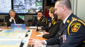 Le PM Harper participe à une table ronde sur la sécurité nationale à Aurora