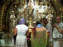 File:Altar of the Crucifixion in The Church of The Holy Sepulchre.ogv