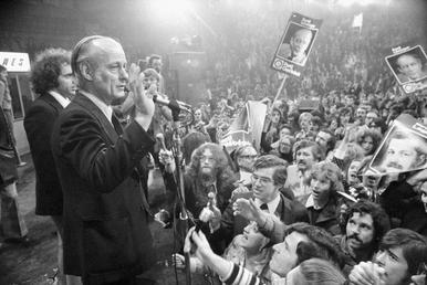 File:Rene Levesque - election 1973 - LAC PA115039.jpg