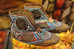 Huron moccasins, c. 1880 - Bata Shoe Museum - DSC00641.JPG
