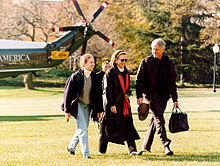 Chelsea, Hillary, and Bill Clinton depart a helicopter