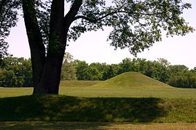 Hopewell culture nhp mounds chillicothe ohio 2006.jpg