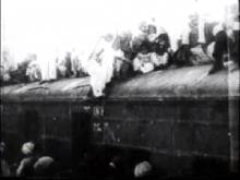 File:Refugees on train roof during Partition.ogg