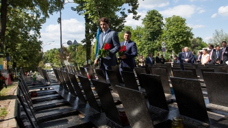Prime Minister Justin Trudeau lays flowers at the Maidan Memorial in Kiev, Ukraine