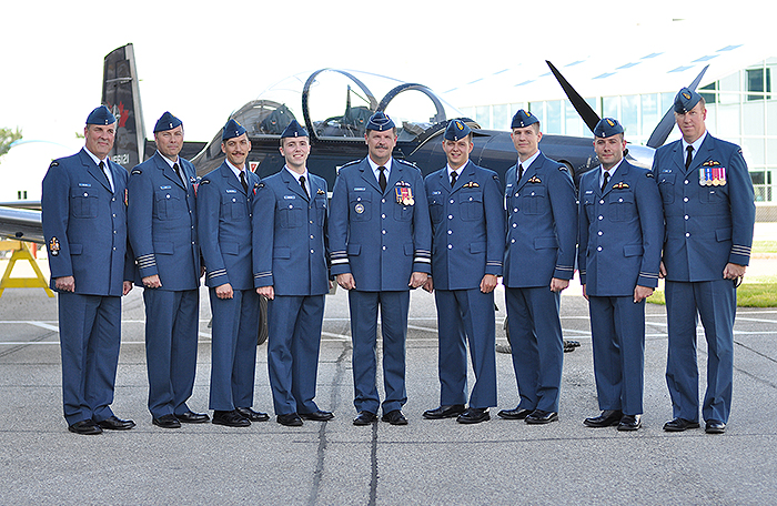 diapositives - Neuf hommes portant l’uniforme bleu de l’ARC devant un aéronef