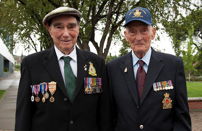 diapositives - Deux hommes souriants, des octogénaires, arborant leurs médailles militaires, face à l’objectif.