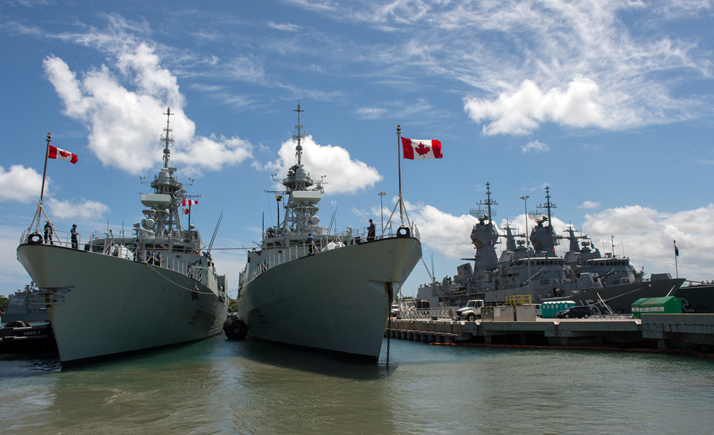 Le Navire canadien de Sa Majesté (NCSM) Vancouver (à gauche) et le NCSM Calgary se joignent aux navires de la marine royale australienne à la base interarmées Pearl Harbor-Hickam en vue de l'exercice RIMPAC 2016, le 29 juin 2016. Photo : Cplc Chris Ward, Services d'imagerie de la FMAR(P) ET2016-5001-02