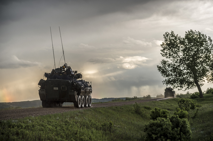 Des véhicules blindés légers patrouillent dans le périmètre du secteur d’entraînement au cours de l’exercice MAPLE RESOLVE, à Wainwright, en Alberta, le 29 mai 2016. Photo : Cpl Andrew Wesley, Direction des Affaires publiques de l’Armée de terre LF03-2016-0079-013