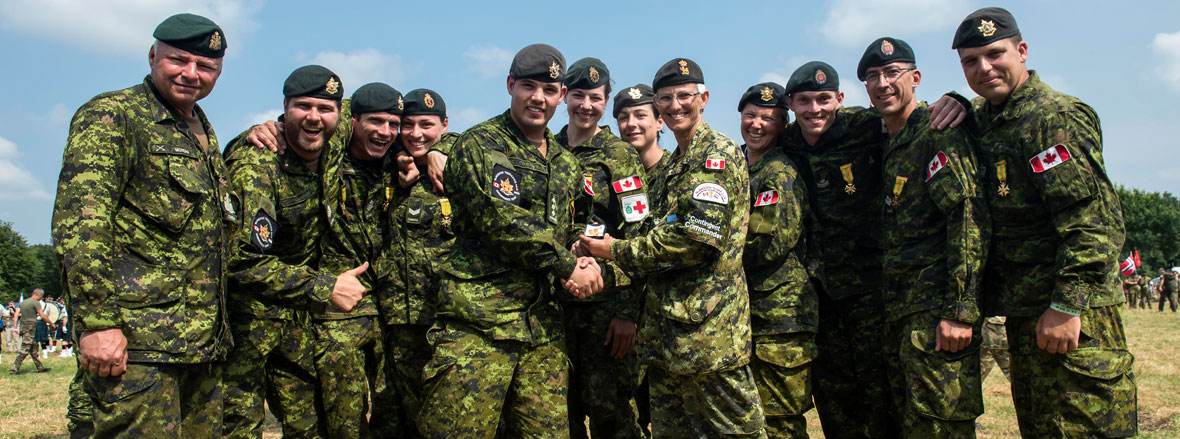 Diapositive - Les équipes des Forces armées canadiennes franchissent le fil d'arrivée de l'édition 2016 de la Marche de Nimègue
