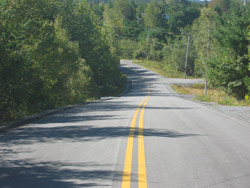 Le projet du chemin New Cumberland comprenaient le resurfaçage de la route, le remplacement des ponceaux, la réparation des principaux bris de surface au moyen de retouches d'asphalte et l'installation de nouveaux accotements.