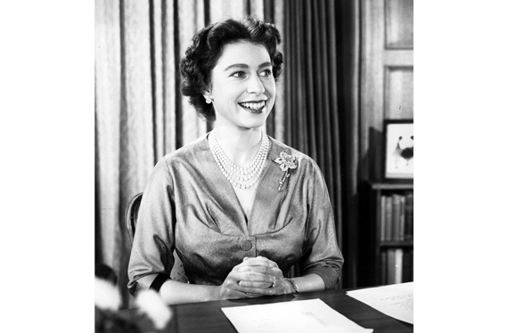 Her Majesty Queen Elizabeth II on her first Royal Tour of Canada after ascending to the Throne. During this visit, Her Majesty would become the first Canadian sovereign to deliver the Speech from the Throne in the Senate Chamber. Ottawa, Ontario. October 14, 1957.
Photo: Canada Science and Technology Museum: CN Archive, CN003804 (copy from Canadian Heritage).
