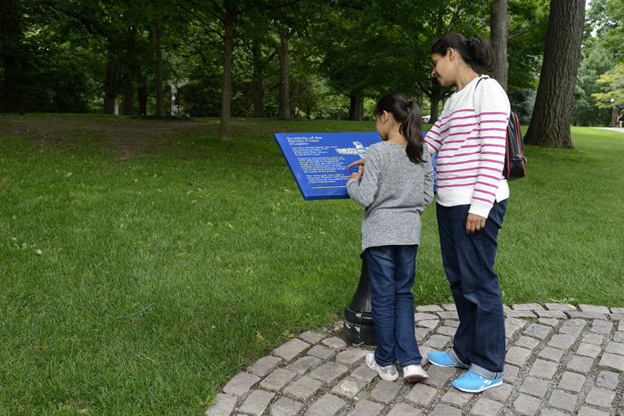 Many interpretation boards are found on the grounds © OSGG-BSGG 2014