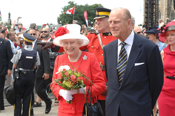 Sa Majesté la Reine et Son Altesse Royale le duc d’Édimbourg participent aux célébrations de la fête du Canada sur la Colline du Parlement. Ottawa (Ontario). 1<sup>er</sup> juillet 2010.
Photo : ministère du Patrimoine canadien
