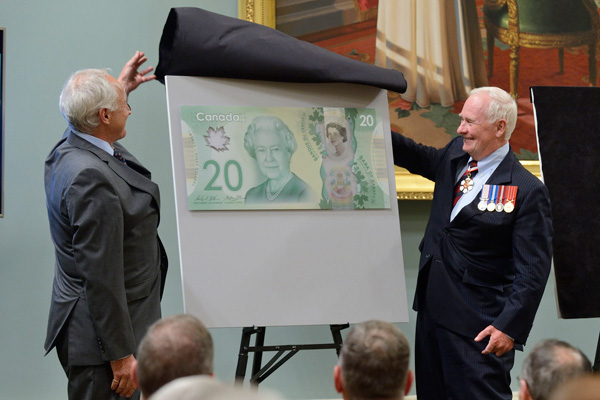 Trois items commémoratifs ont été dévoilé à l'occasion de cet événement spécial. Le gouverneur général et M. Richard Wall, Chef, Monnaie à la Banque du Canada, ont dévoilé un nouveau billet de banque de 20 dollars.