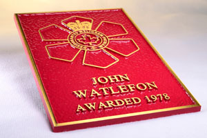Un exemple d’une plaque de bronze ornée du flocon de l’Ordre du Canada et du nom d’un récipiendaire. 