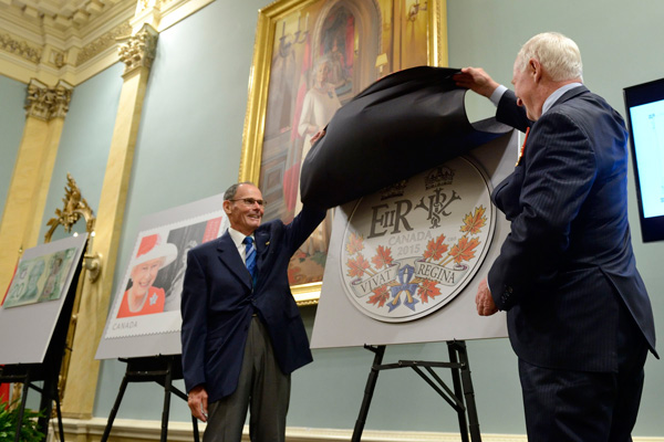 Finally, the Governor General and Mr. Claude Bennett, Member of the Board of Directors of the Royal Canadian Mint, unveiled a new coin commemorating this historic reign.