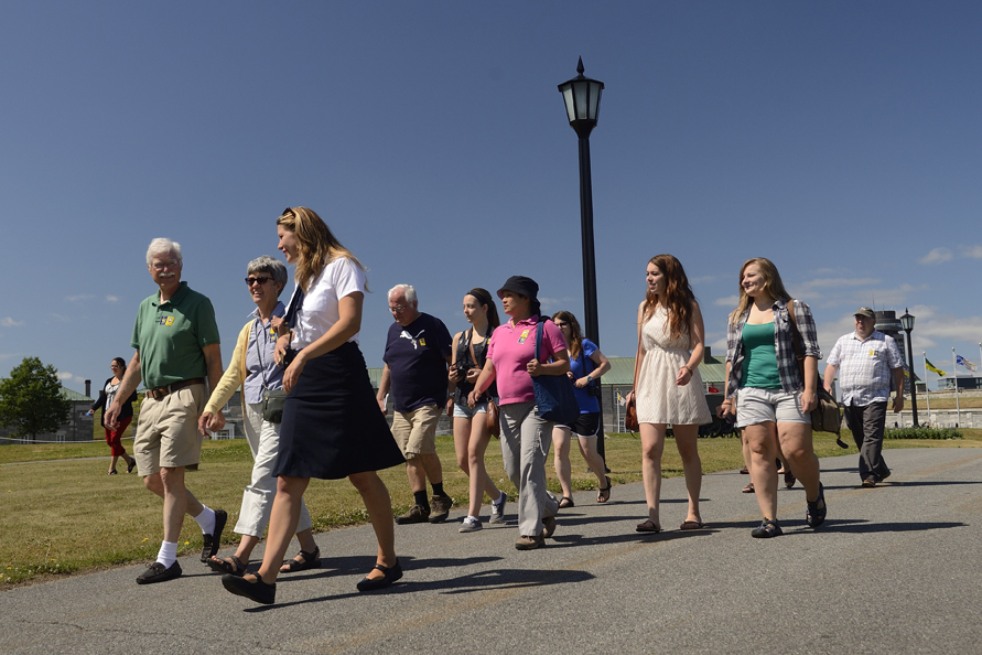 Visitors walking on the path leading towards the Residence © OSGG-BSGG 2014