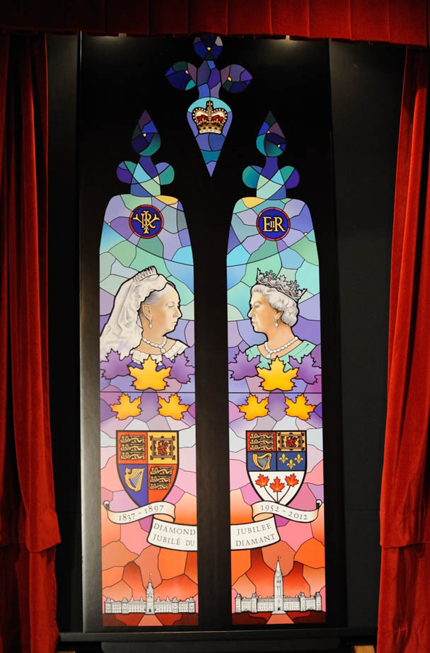 Le vitrail du jubilé de diamant a été créé pour souligner le 60e anniversaire du règne de Sa Majesté la reine Elizabeth II et pour commémorer le jubilé de diamant de la reine Victoria. Il est maintenant installé au-dessus de l’entrée du Sénat menant aux édifices du Parlement.  Cpl Dany Veillette, 2010 / Rideau Hall, GG2010-0356-004
